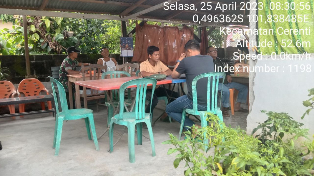 Babinsa Koramil 06/Cerenti Kodim 0302/Inhu di Desa Kampung Baru Kecamatan Cerenti Kabupaten Kuansing Lakukan Komsos Dengan  Warga