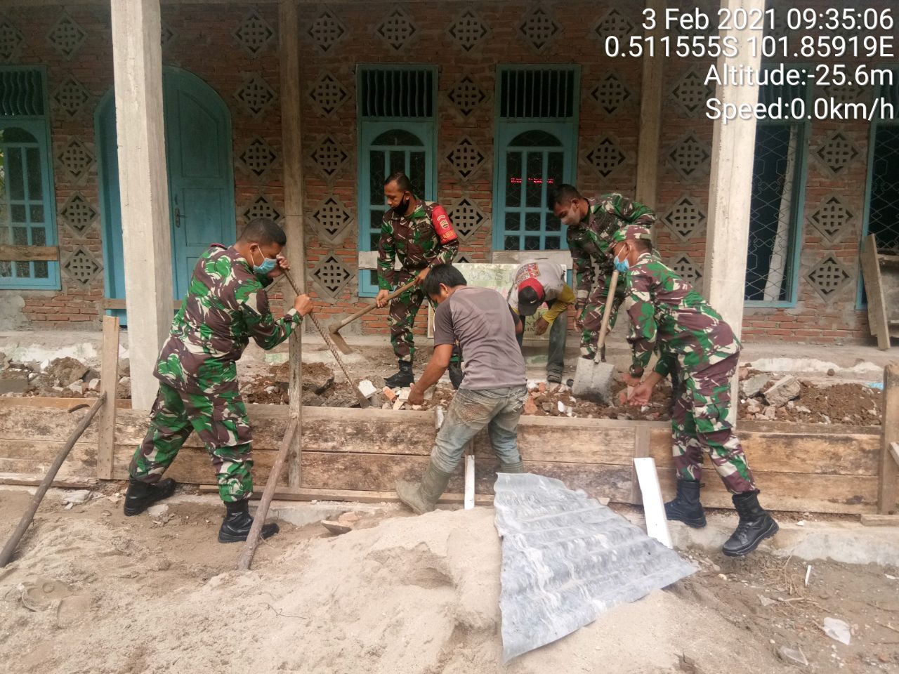 Wujud Kebersamaan, Babinsa Koramil 06/Cerenti Dim 0302/Inhu Galakkan Gotong Royong