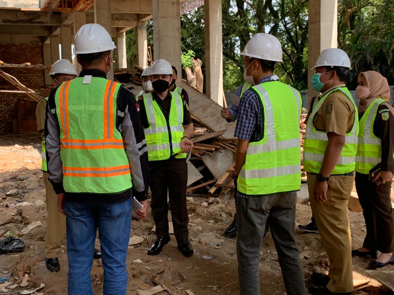 Berikan Pendampingan Hukum, Kajari Kuansing Turun Langsung Monitor dan Evaluasi Kegiatan Pembangunan