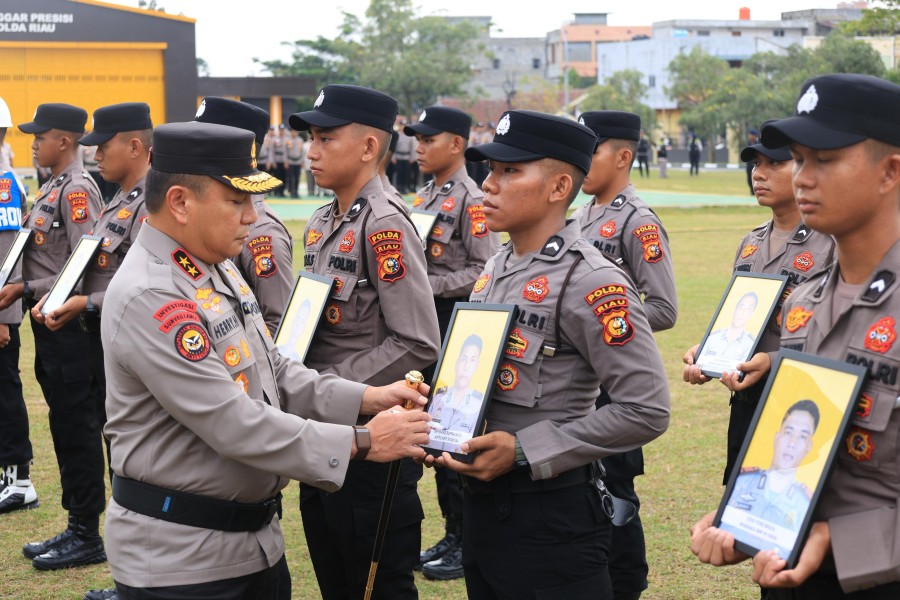 Tegas Berbenah! Polda Riau PTDH 12 Personel karena Disersi, Penipuan, dan Narkoba