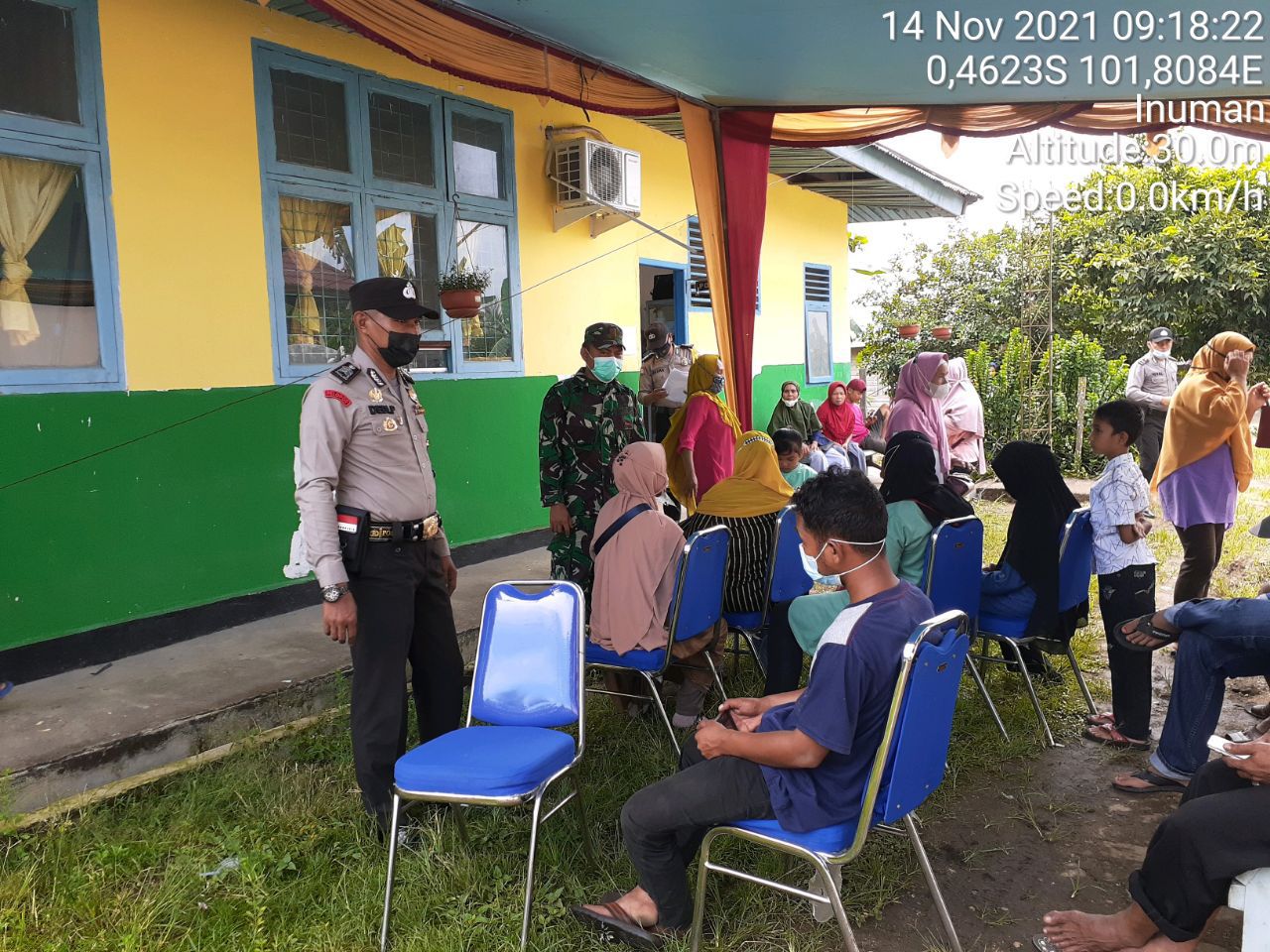 Babinsa Koramil 06/Cerenti Kodim 0302/Inhu Dalam Vaksinasi Covid-19 di Kecamatan Inuman Kabupaten Kuantan Singingi