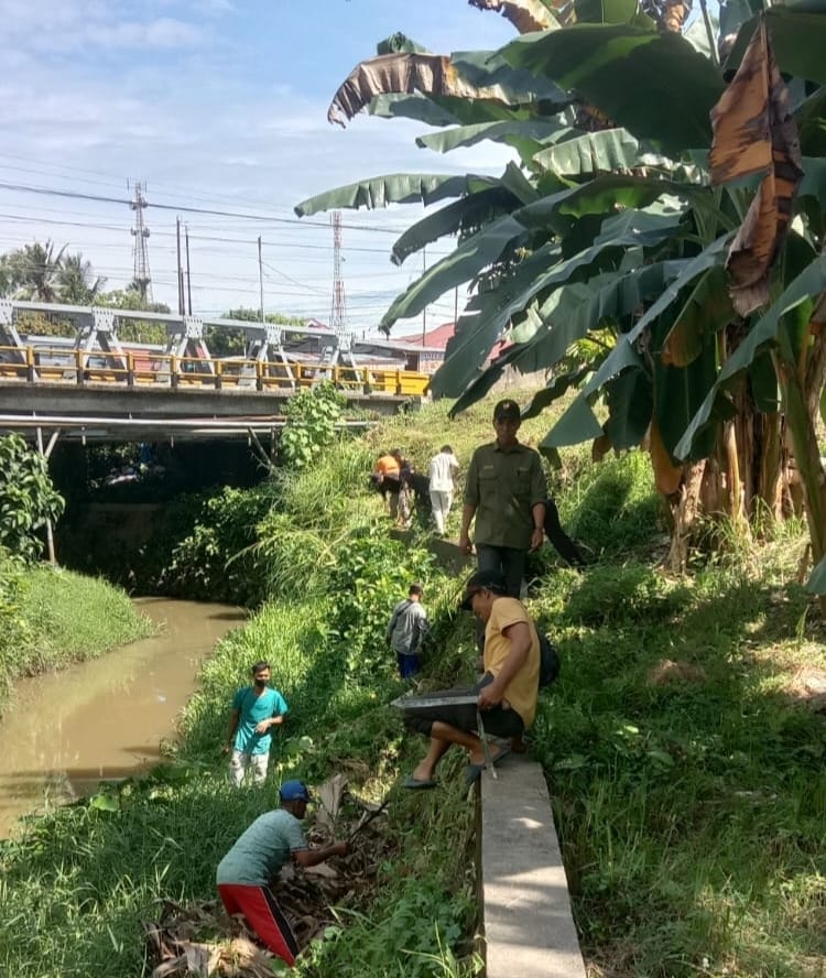 Jelang Pacu Jalur Teluk Kuantan, DLH Kuansing Bersihkan Kawasan DAS dan Sport Center
