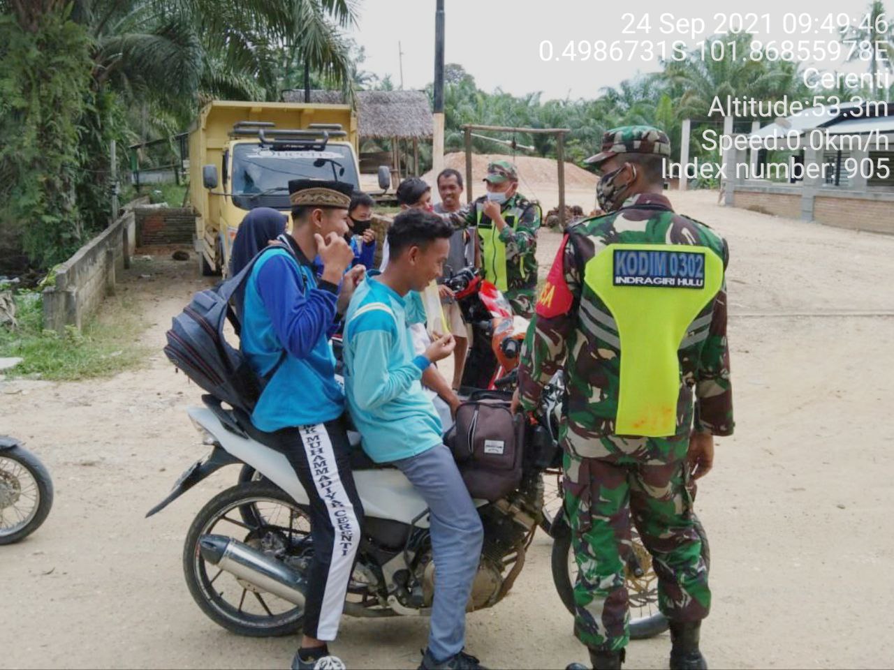 Babinsa Koramil 06/ Cerenti  Kodim 0302/ Inhu Bagikan Masker Upaya Meminimalisir Penyebaran Covid-19 Kepada Anak-Anak Sekolah Desa Seberang Pulau Busuk