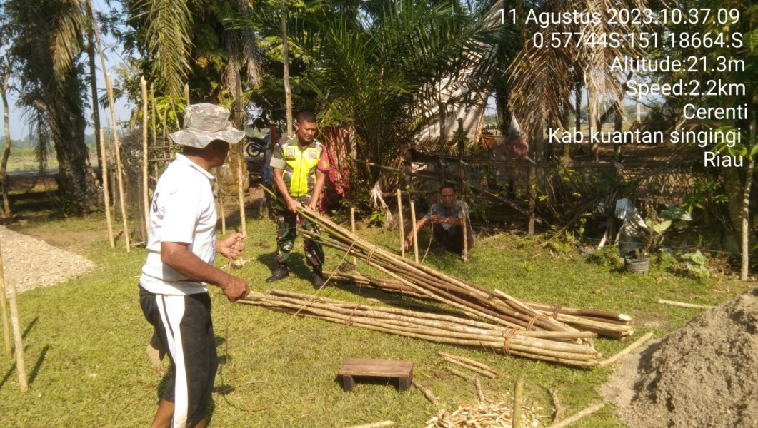 Mempererat Kemanunggalan Dengan Masyarakat, Babinsa Koramil 06/Cerenti Kodim 03022/Inhu,Gotong Royong Membuat Pondasi Rumah Milik Warga Binaan