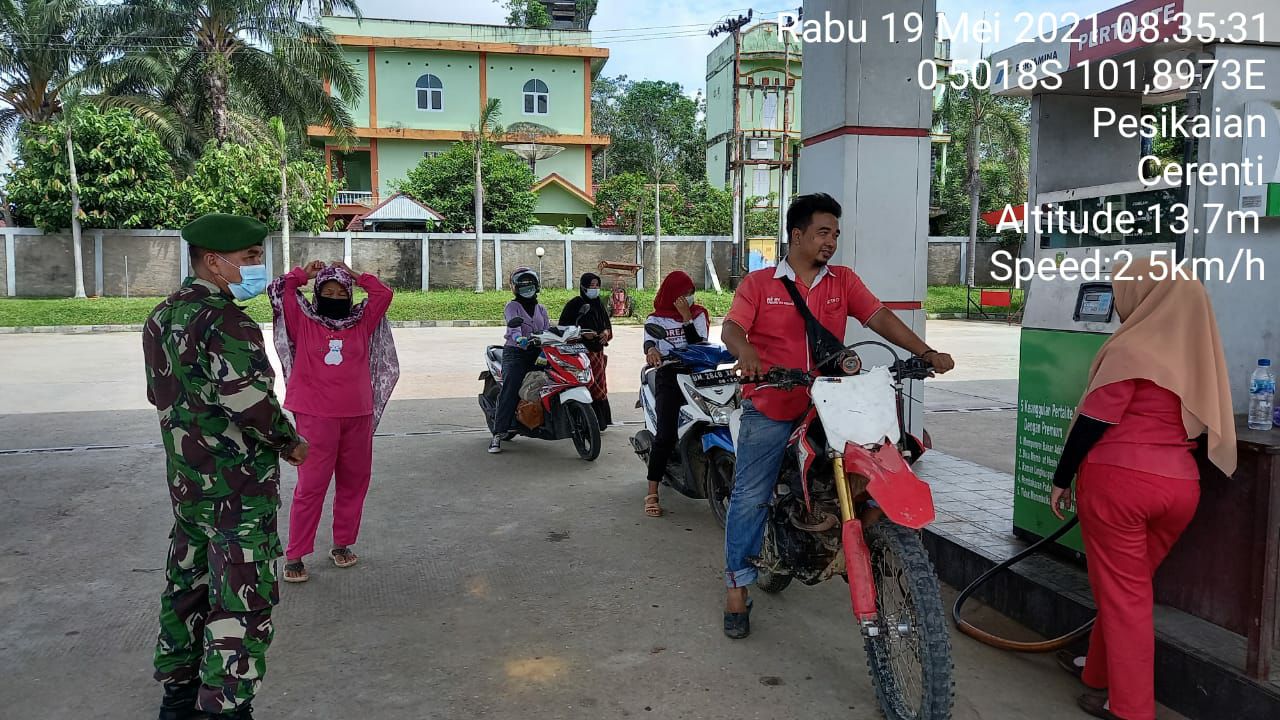 Babinsa Koramil 06/Cerenti Dim 0302/Inhu  Sosialisasi Prokes Ditempat Keramaian SPBU Cerenti