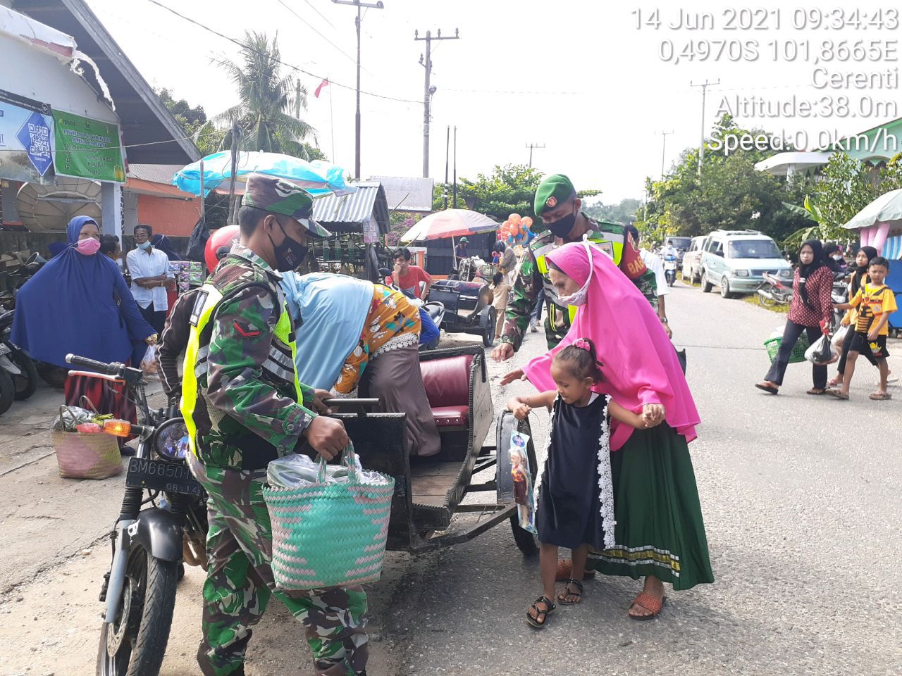 Babinsa Koramil 06/Cerenti Kodim 0302/Inhu Bantu Angkat Barang Belanjaan Nenek Ke Atas Becak