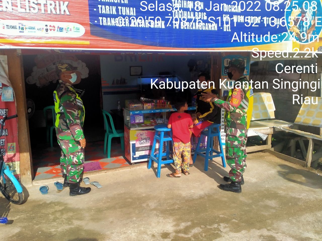 Babinsa Koramil 06/Cerenti Dim 0302/Inhu Berikan Sosialisasi Serta Himbauan Kepada Warga Agar Patuhi Prokes Covid-19 di Konter HP dan BRI Link