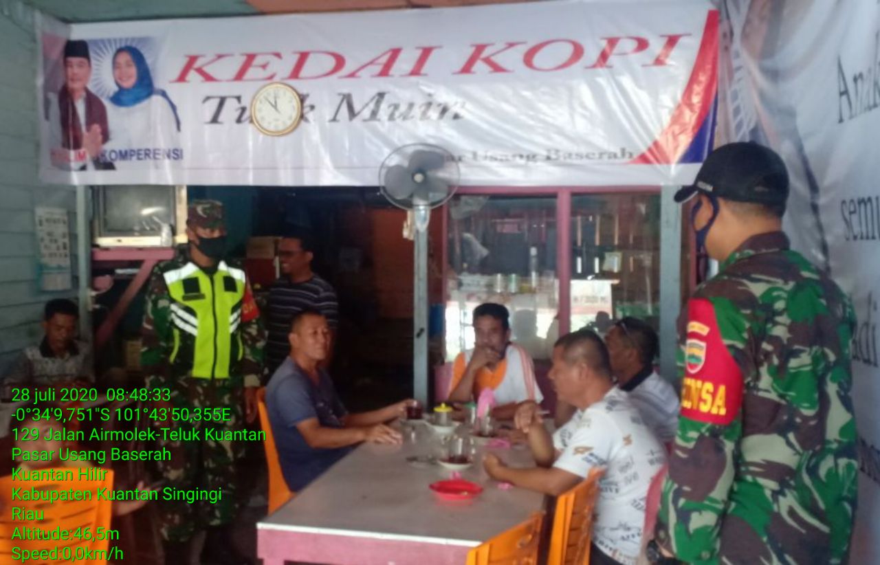 Babinsa Koramil 07/Kuantan Hilir Dim 0302/Inhu Serda Arif Kurniawan Himbau Masyarakat Gunakan Masker.