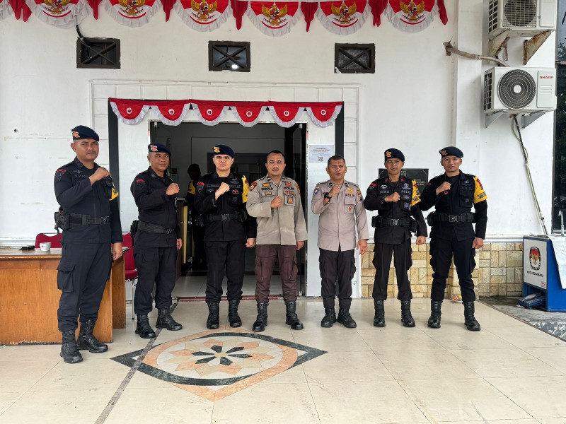 Ciptakan Pilkada Damai, Subsatgas SAR Brimob Polda Riau Patroli Dialogis di KPU Pekanbaru