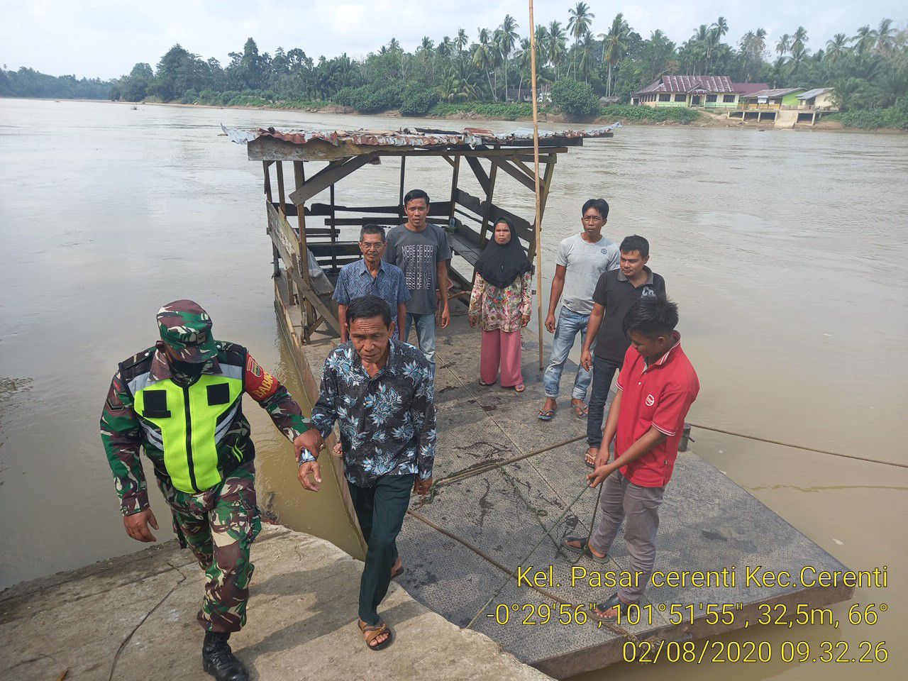 Babinsa Koramil 06/Cerenti Dim 0302/Inhu Membantu Warga Menyeberang Sungai. 