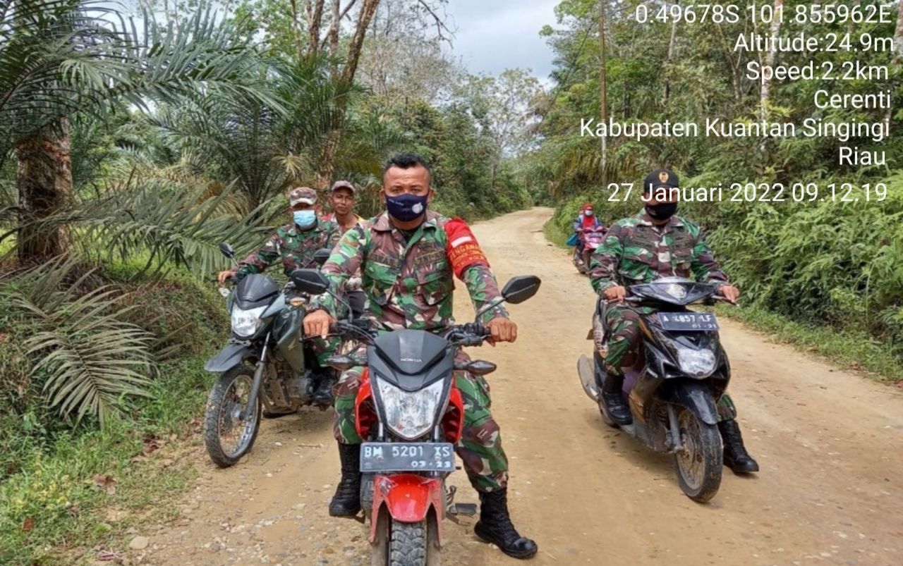 Serda Dumen Siregar Babinsa Koramil 06/Cerenti Kodim 0302/ Inhu Laksanakan Patroli Untuk Cegah Kebakaran Hutan Dan Lahan di Pulau Bayur Kecamatan Cerenti