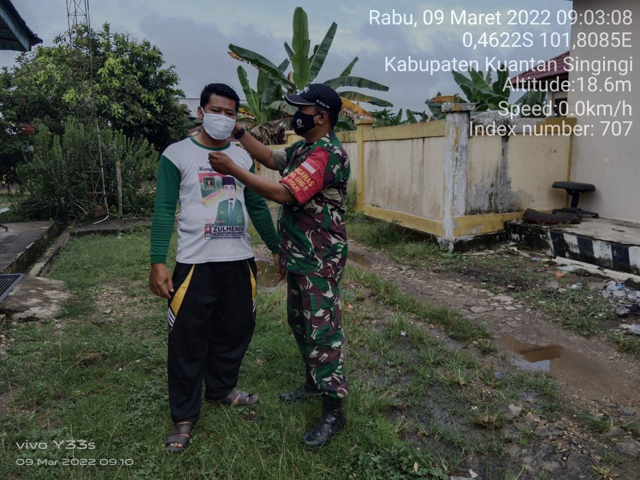 Babinsa Koramil 06/ Cerenti Kodim 0302/Inhu Bagikan Masker  Kepada Warga Pulau Sipan Kecamatan Inuman Kabupaten Kuansing