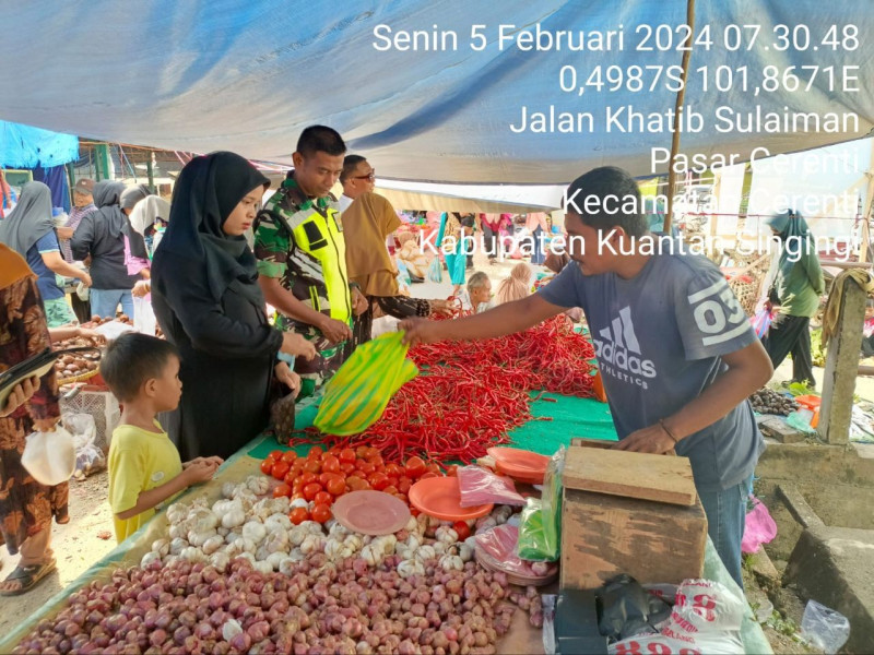 Hari Ini Senin, Babinsa Koramil 06/Cerenti Kodim 0302/Inhu Serda Jama Anur Pantau Harga Sembako Untuk Mengetahui Harga Kebutuhan Pokok Diwilayah Kecamatan Cerenti