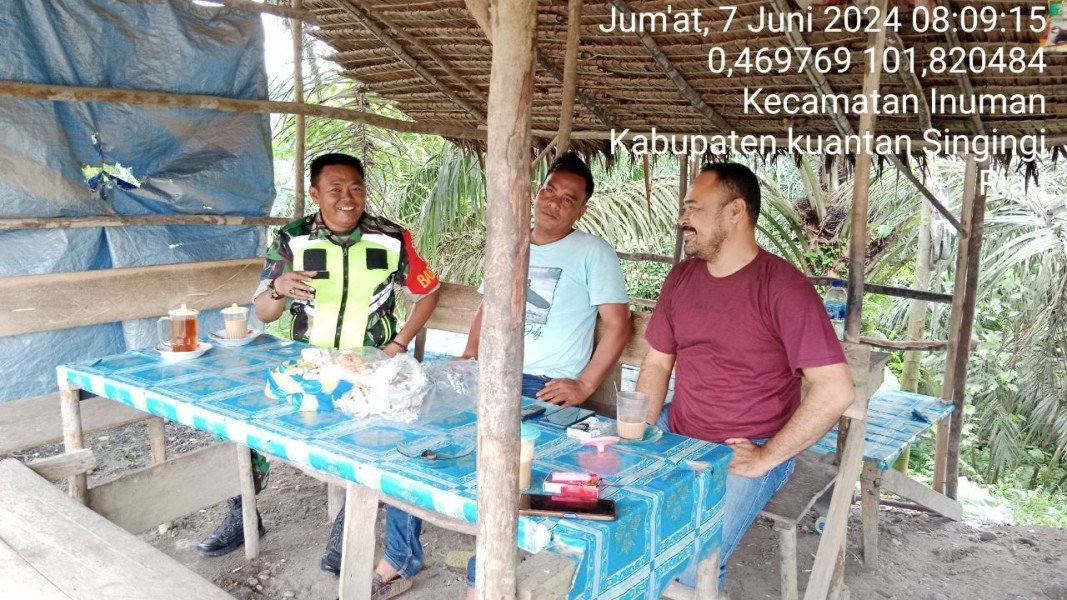 Anggota Babinsa Koramil 06/Cerenti  Kodim 0302/Inhu Melaksanakan  Komunikasi Sosial Dengan Warga   Binaannya 