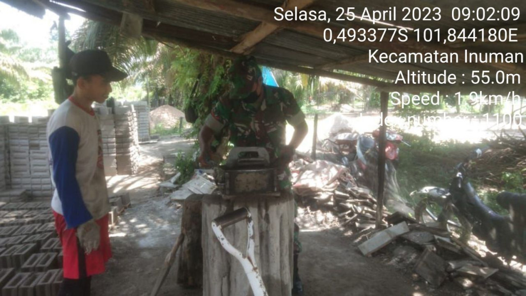 Wujud Kedekatan Babinsa Koramil 06/Cerenti Kodim 0302/Inhu Warga Binaan Kopda Junedi Gotong Royong Membantu Warga Desa Membuat Batako