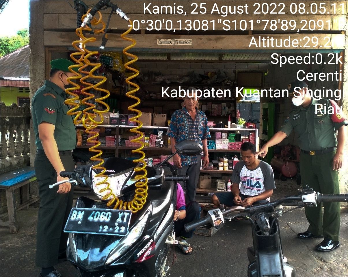 Babinsa Koramil 06/Cerenti Dim 0302/Inhu Berikan Sosialisasi Serta Himbauan Kepada Warga Agar Patuhi Prokes Covid-19 di Kampung Baru Koto