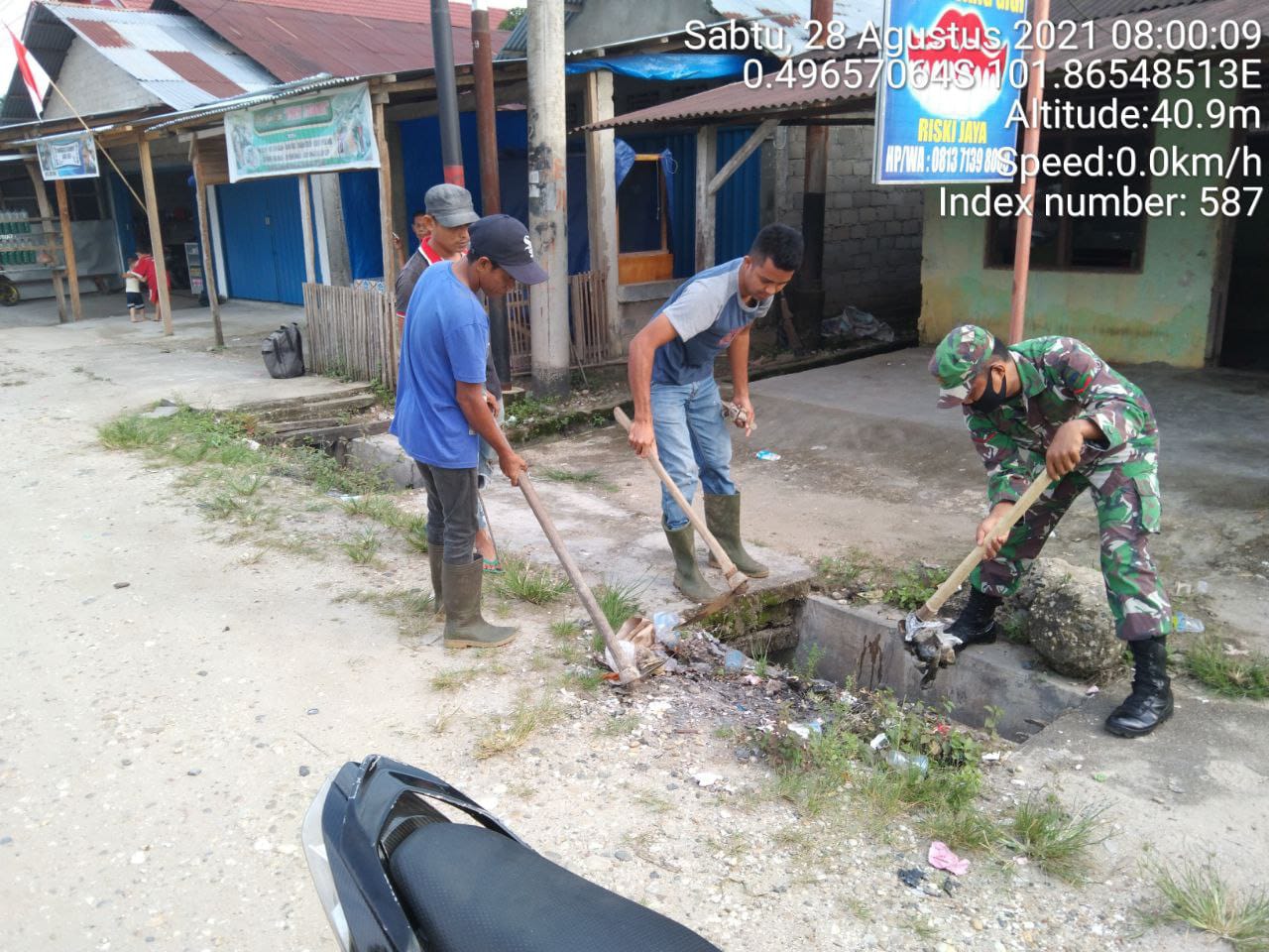 Babinsa Koramil 06/Cerenti Dim 0302/ Inhu Gontong Royong Bantu Warga di Desa Seberang Pulau Busuk
