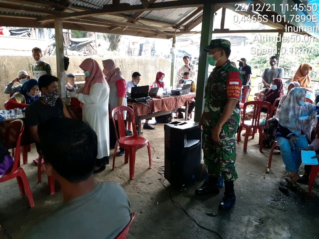 Babinsa Koramil 06/Cerenti Kodim 0302/ Inhu  Pantau Dan Dampingi Pelaksanaan Vaksin Covid-19 di Bedeng Sikuran Kecamatan Inuman