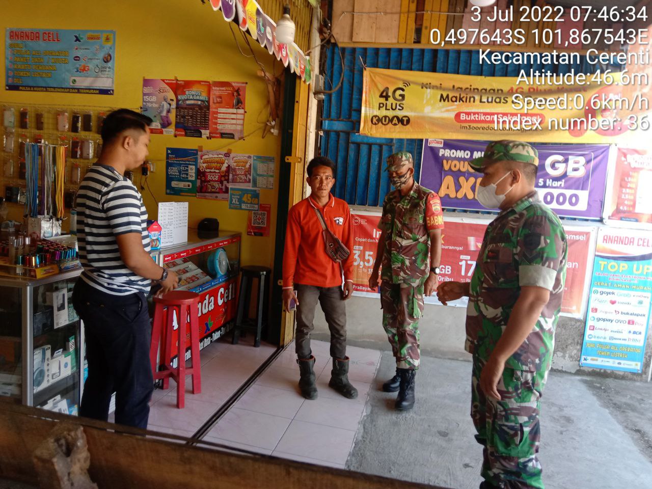 Babinsa Koramil 06/Cerenti Kodim 0302/Inhu Berikan Sosialisasi Serta Himbauan Kepada Warga Agar Patuhi Prokes Covid-19 di Pulau Jambu Cerenti