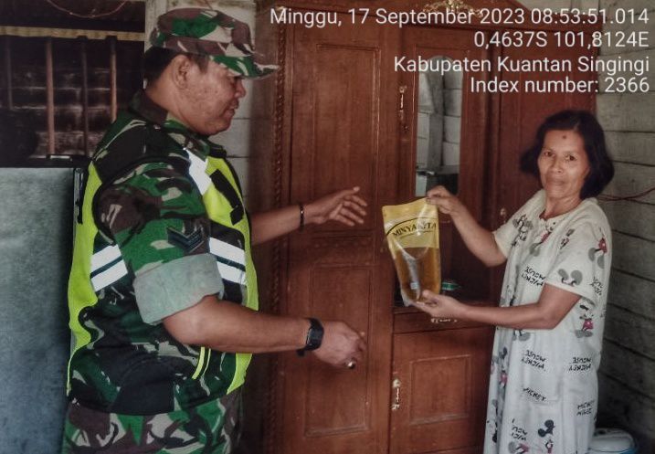 Babinsa Koramil 06/Cerenti  Kodim 0302/Inhu Memberi Bantuan Sembako Untuk Masyarakat di Desa Pulau Panjang Hilir