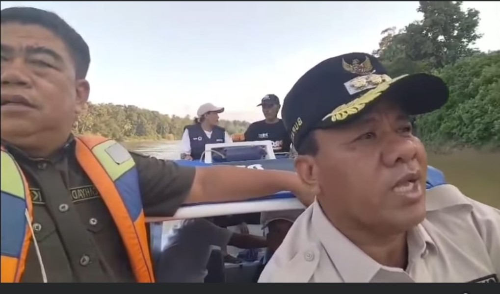 Cari Korban Hilang Di Cerenti;  Bupati Suhardiman Terjun Langsung Susuri Sungai Kuantan