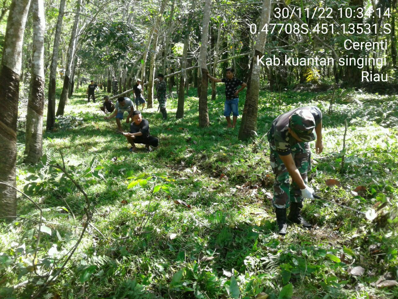 Babinsa Koramil 06/Cerenti Kodim 0302 / Inhu Melaksanakan Gotong Royong Bersama Warga di Desa Sikakak 