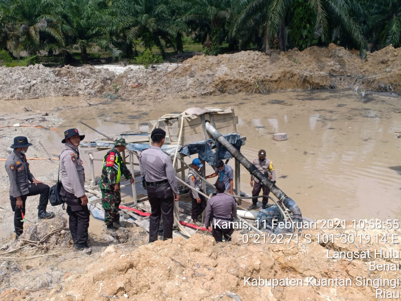 Polres Kuansing Bersama TNI Dan Pemerintah Desa Bersinergis Tertibkan Peti Di Desa Marsawa