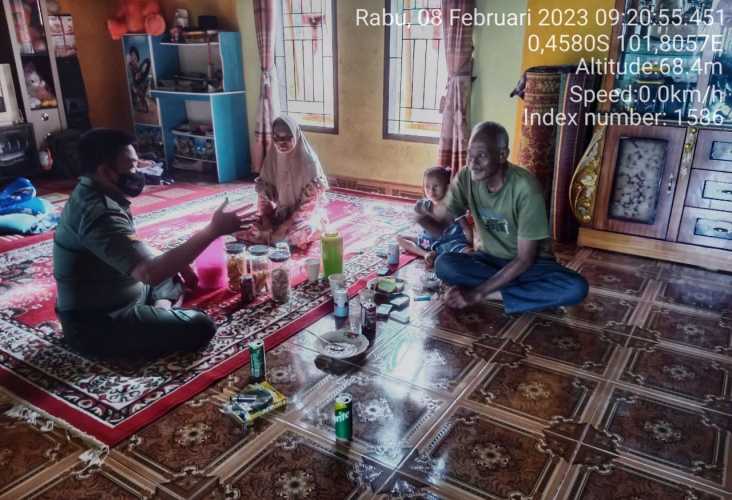 Babinsa Koramil 06/Cerenti Kodim 0302/Inhu Melaksanakan Komsos Dengan Masyarakat di Desa Pasar Inuman 