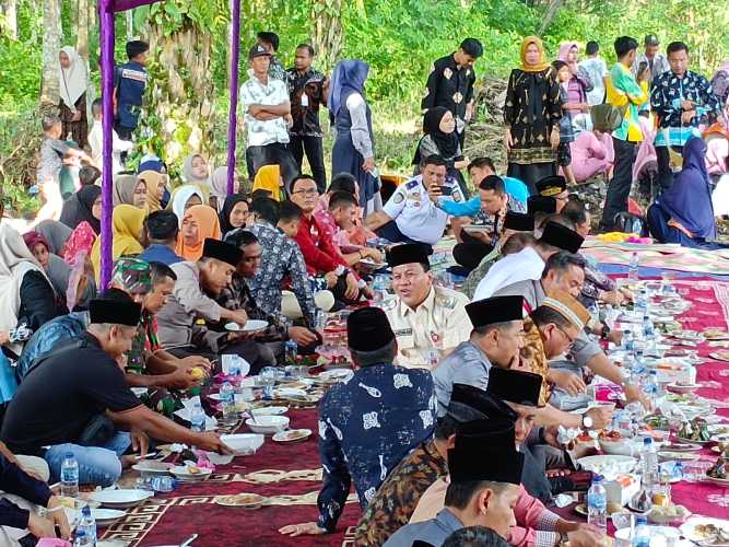 Hadiri Doa Padang Di Banjar Nan Tigo Desa Yang Ompek, Plt Bupati Minta Masyarakat Jaga Ketahanan Pangan