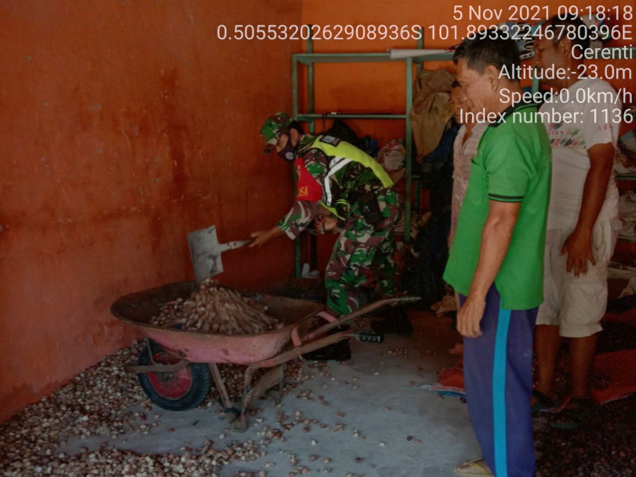 Kopda Junedi Babinsa Koramil 06 Cerenti Dim 0302 Inhu Bantu Warga di Pulau Jambu