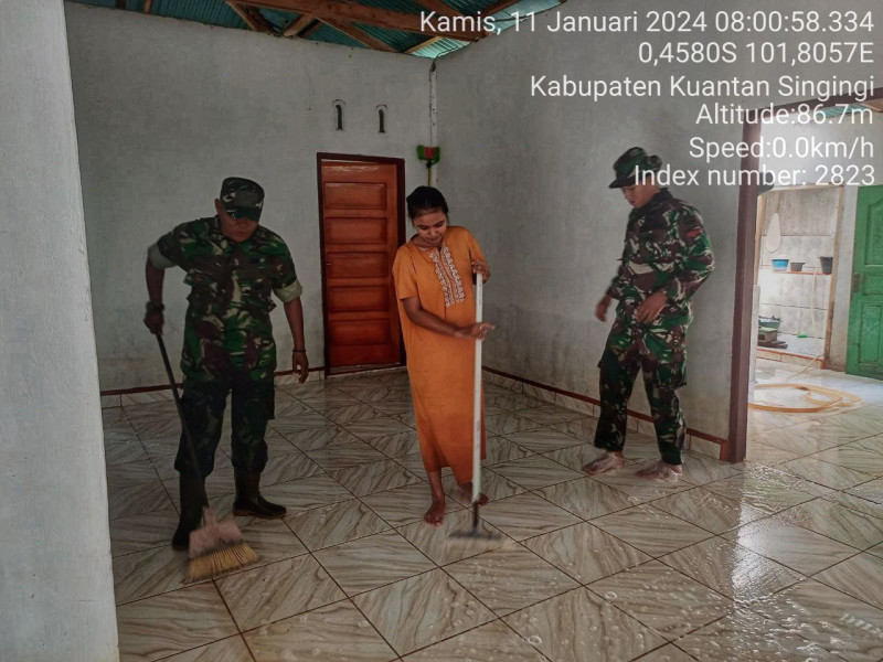 Babinsa Koramil 06/ Cerenti Kodim 0302/Inhu Menolong Warga Desa Pulau Busuk Di Wilayah Kecamatan Inuman Dampak Banjir