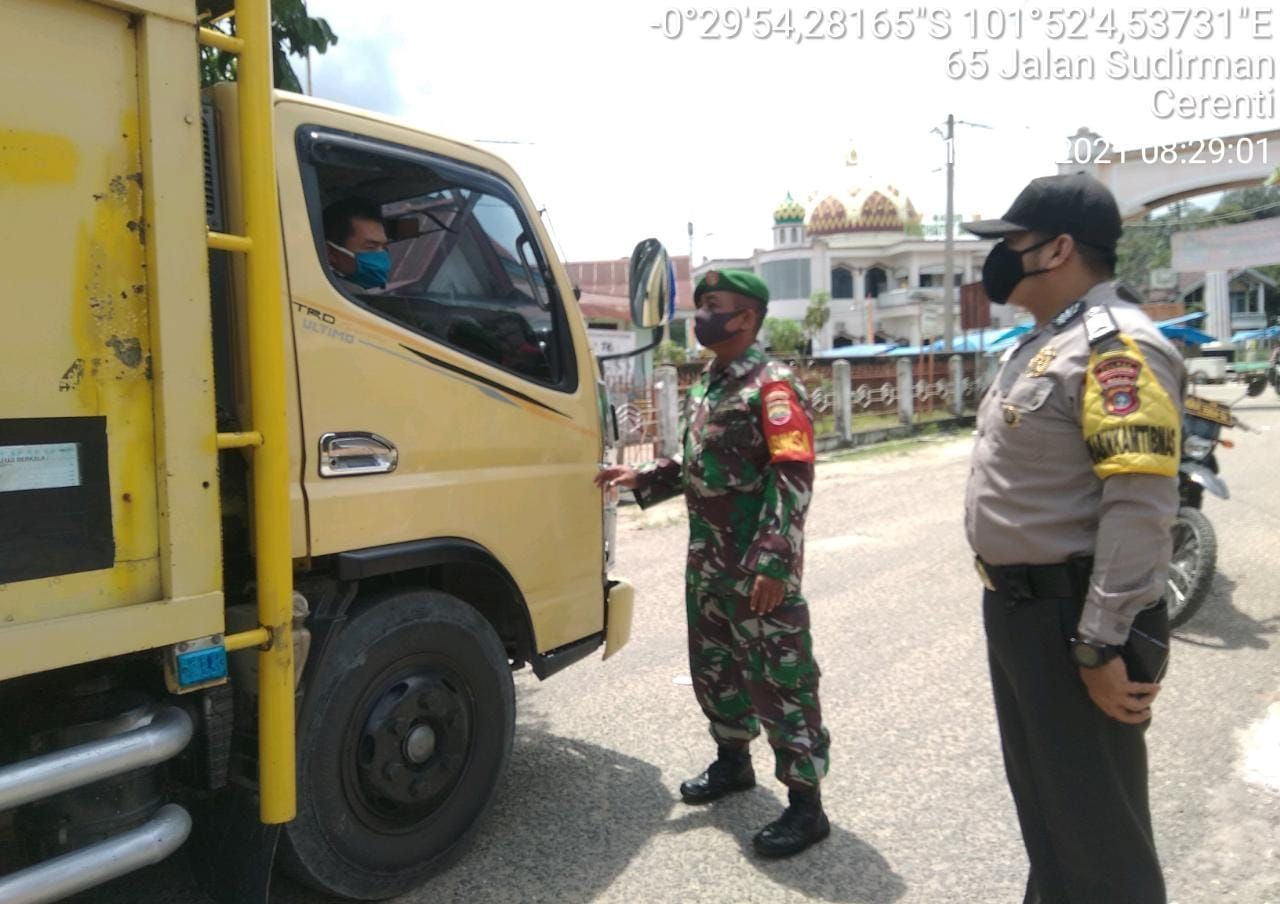 Suasana Lebaran Babinsa Koramil 06/Cerenti Dim 0302/Inhu Bersinergis Dengan Bhabinkamtibmas Polsek Cerenti Dalam Penegakan Prokes Covid-19