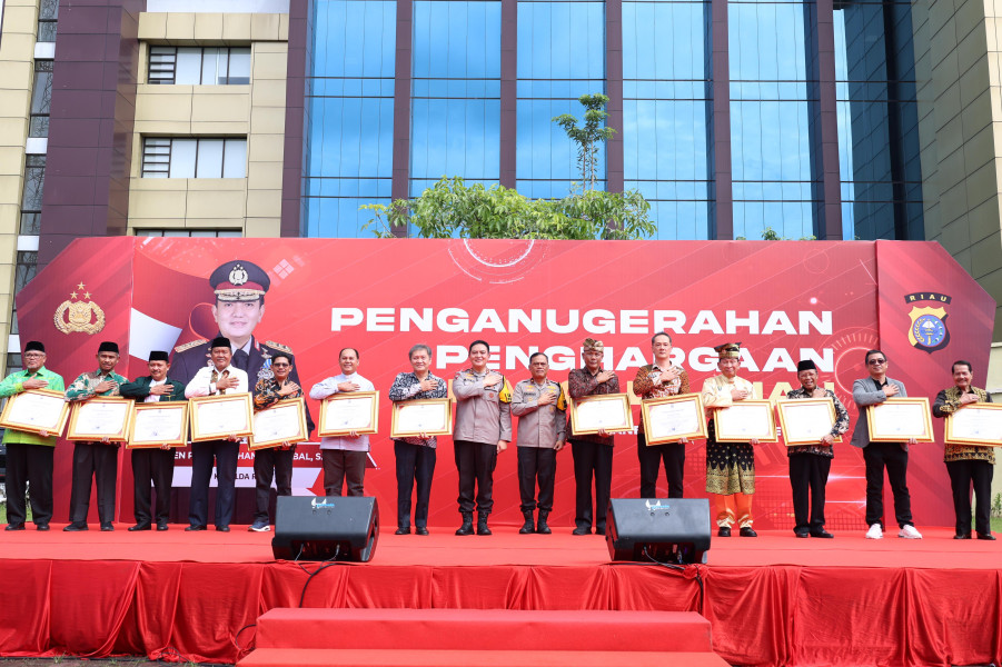 Polda Riau Beri Penghargaan kepada 29 Pejabat dan Tokoh Masyarakat atas Dedikasi Jaga Keamanan Daerah