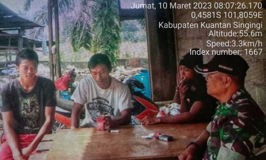 Di Desa Tanjung Medan, Babinsa Koramil 06/Cerenti Kodim 0302/Inhu Komsos Dengan Warga Binaan Memberikan Pengertian Tentang Pentingnya Menjaga Keamanan Lingkungan