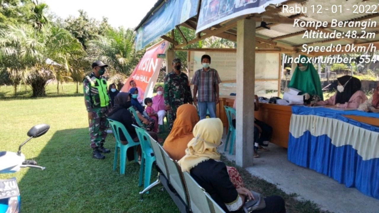 Serda Juanda Bersama Babinsa Koramil 06/Cerenti Kodim 0302/Inhu Lainnya  Pantau Dan Dampingi Pelaksanaan Vaksin Covid-19