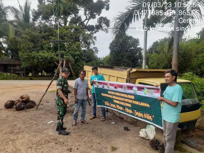 Babinsa Koramil 06/ Cerenti Kodim 0302/Inhu, Cegah Bahaya Karhutla Laksanakan Patroli dan Sosialisasi Kepada Masyarakat di Desa Pulau Panjang Cerenti Kecamatan Cerenti Kabupaten Kuansing 