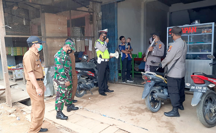 Realisasikan 100 Hari Program Kapolri, Polsek Ukui Bersinergi dengan Instansi Terkait Bagikan Masker Gratis