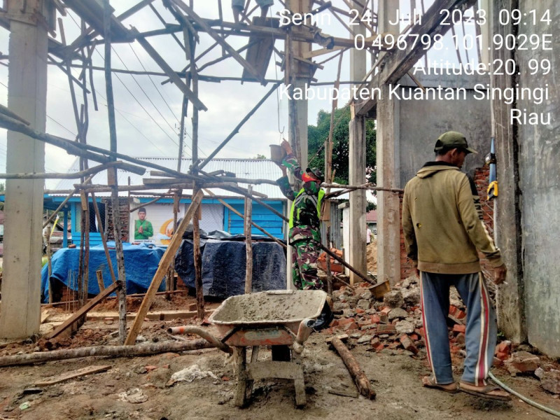 Bangun Keakraban Babinsa Koramil 06/Cerenti Dim 0302/Inhu Membantu Warga  Gotong Royong Perehapan Rumah Adat Suku Yang Ada Di Kecamatan Cerenti Kabupaten Kuansing