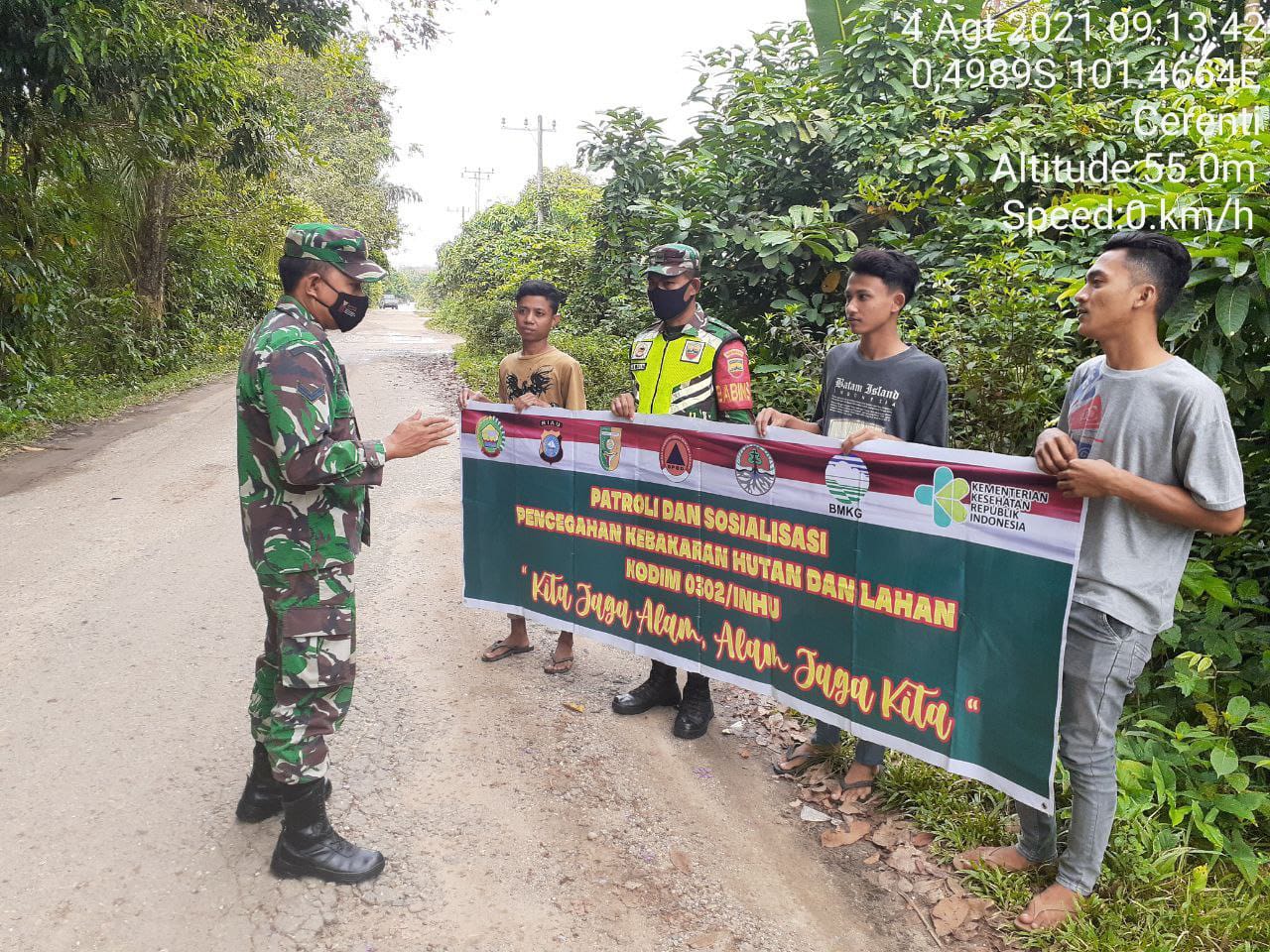 Babinsa Koramil 06/Cerenti Sertu Efison Melaksanakan Sosialisasi Dan Patroli Tentang Bahaya Karhutla di Wilayah Kecamatan Cerenti Kabupaten Kuansing