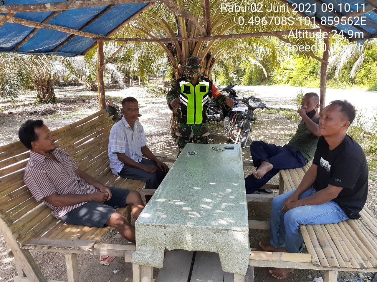 Babinsa Koramil 06/Cerenti Kodim 0302/Inhu Melaksanakan Komsos Bersama Masyarakat Desa Banjar Nan Tigo Kecamatan Inuman