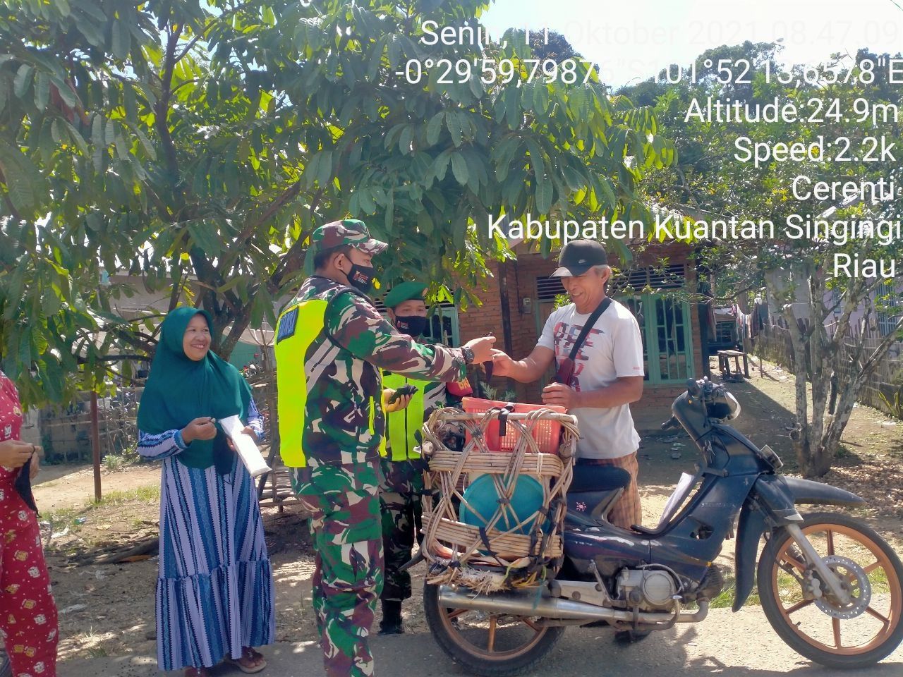 Kopda Mohammad Soleh Babinsa Koramil 06/ Cerenti Dim 0302/Inhu Bagikan Masker Gratis Kepada Warga Upaya Memutus Penularan Covid-19