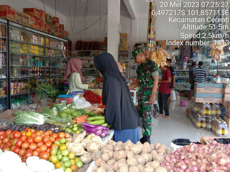 Babinsa Sertu SP Nasution Anggota Koramil 06/Cerenti Dim 0302/Inhu  Cek Harga Sembako Di Warung