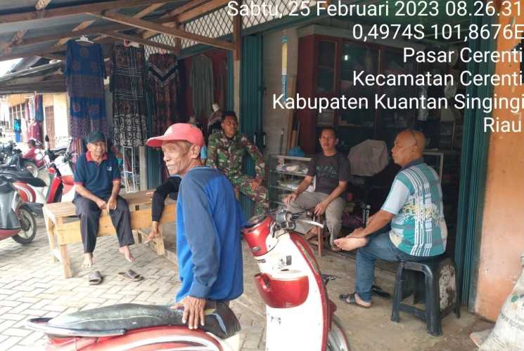 Kopda Muhammad Soleh Babinsa Koramil 06/Cerenti Kodim 0302/Inhu Komsos Dengan Warga Binaan Memberikan Pengertian Tentang Pentingnya Menjaga Keamanan