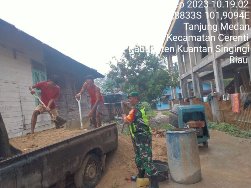 Kopda Muhamad Soleh  Babinsa Koramil 06/Cerenti Kodim 0302/Inhu Bantu Warga Membuat Aula Adat Di Desa Tanjung Medan