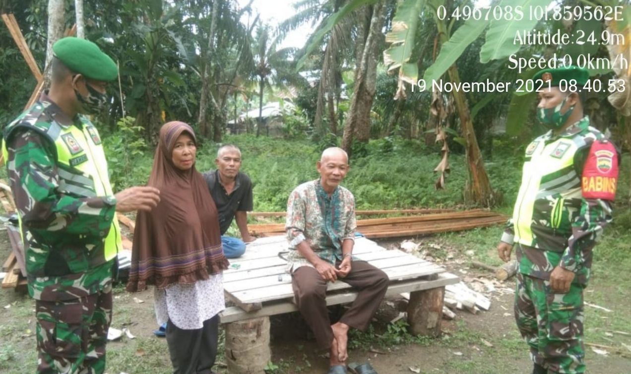 Serda Dumen Siregar Anggota Babinsa Koramil 06/ Cerenti Kodim 0302/ Inhu Mengimbau Akan Pentingnya Penegakan Protokol Kesehatan di Tengah Pandemi Covid-19 di Banjar Nan Tigo