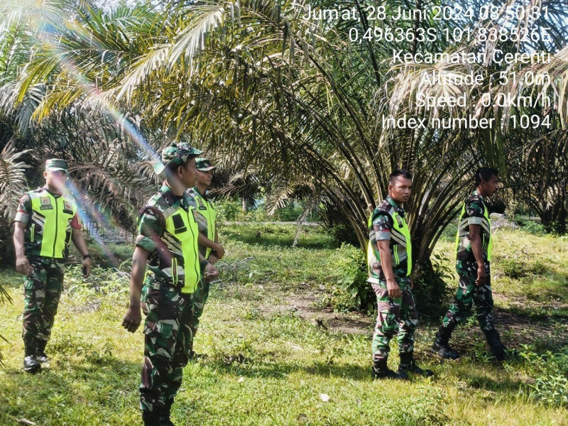Babinsa Koramil 06/Cerenti Kodim 0302/Inhu Patroli Dan Sosialisasi Bahaya Karhutla di Pulau Bayur Kecamatan Cerenti 