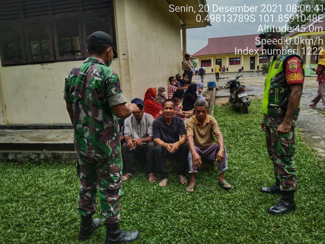 Babinsa Koramil 06/Cerenti Kodim 0302/Inhu Berikan Sosialisasi Serta Himbauan Kepada Warga Agar Patuhi Prokes Covid-19 di Desa Pulau Busuk Jaya Kecamatan Inuman