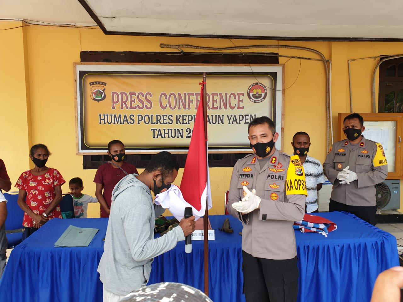 Naok Orarei Sang Komandan KKB Wilayah Yapen Kembali ke NKRI,Cium Merah Putih dengan Haru