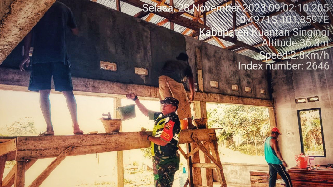 Di Desa Pasar Inuman Babinsa Koramil 06/Cerenti   Kodim  0302/Inhu  bergotong Royong Dengan Masyarakat