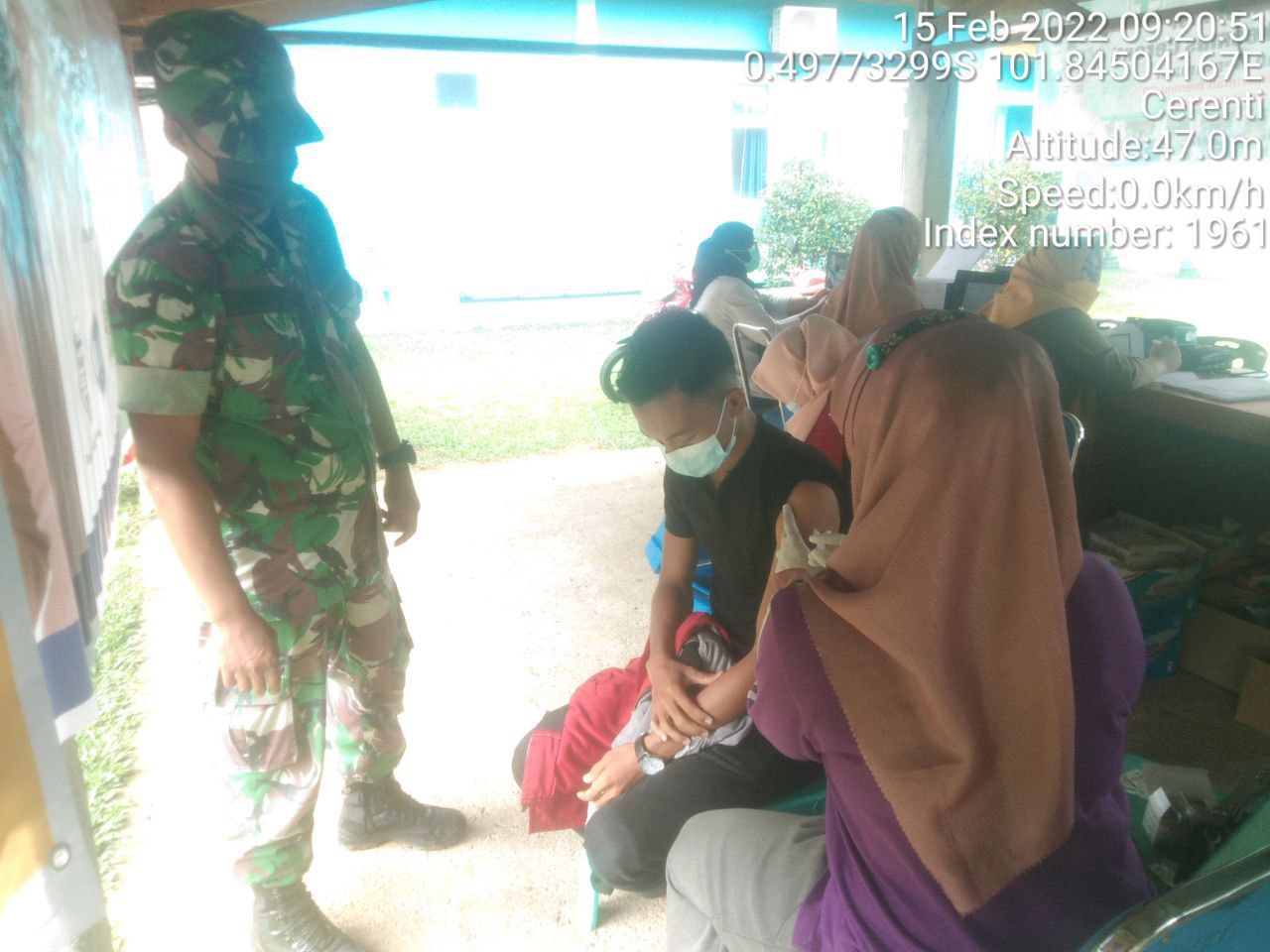 Babinsa Koramil 06/Cerenti Kodim 0302/inhu Pantau Vaksinasi di Desa Tanjung Medan